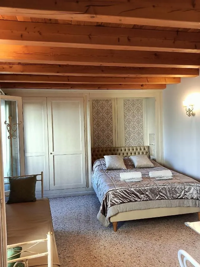 Suite Latina - San Leonardo Treviso 0*,